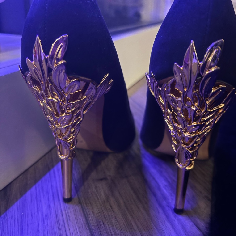 Shoe Dazzle Black Heels with Gold Leaf Detail